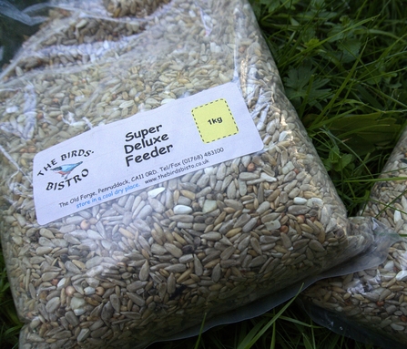 The Birds' Bistro bird food 1kg Super Deluxe Feeder